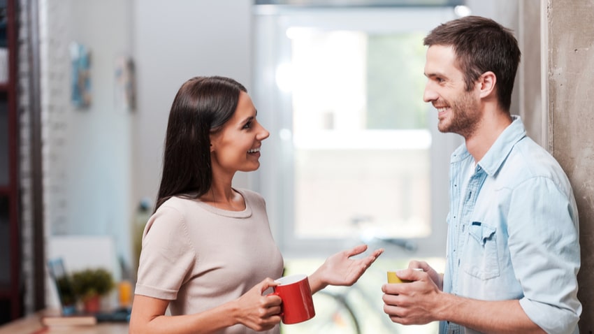 笑顔で会話をする男女