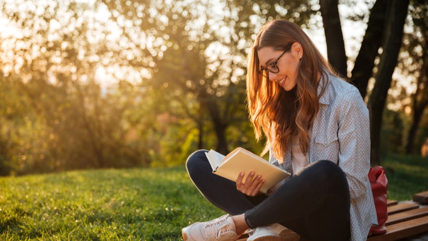 読書する女性