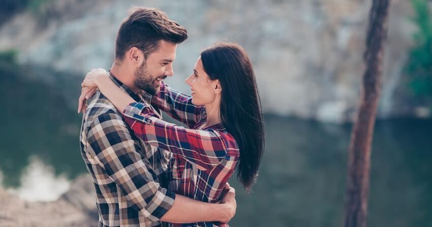 抱き合うカップル