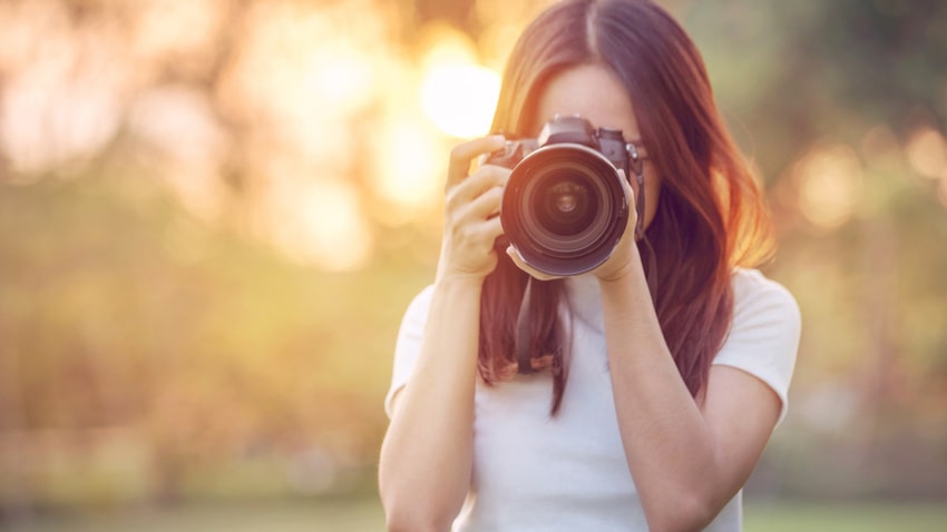 写真撮影をする女性