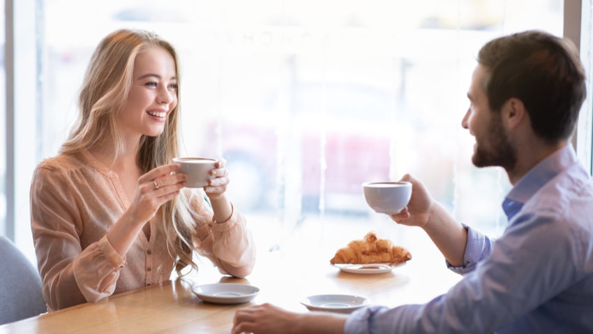 カフェでデートを楽しむ男女