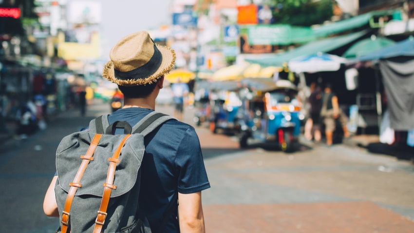 旅行する男性