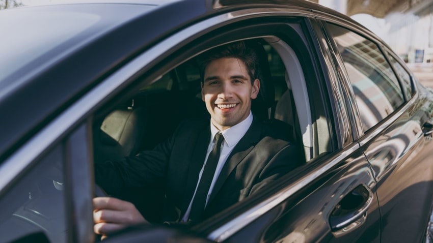 高級車に乗る男性