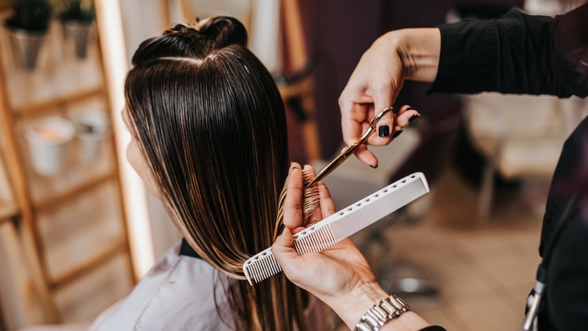 ヘアスタイルを変える女性