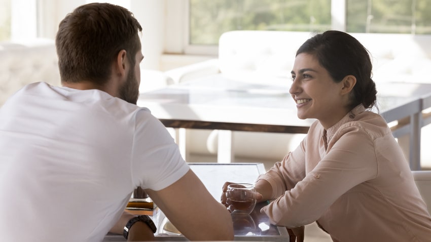 デートで男性の話を聞く女性