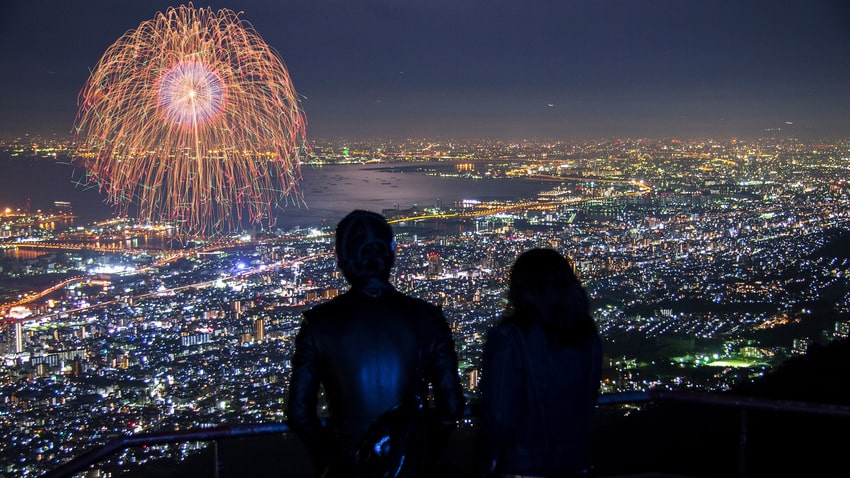 花火を見るカップル