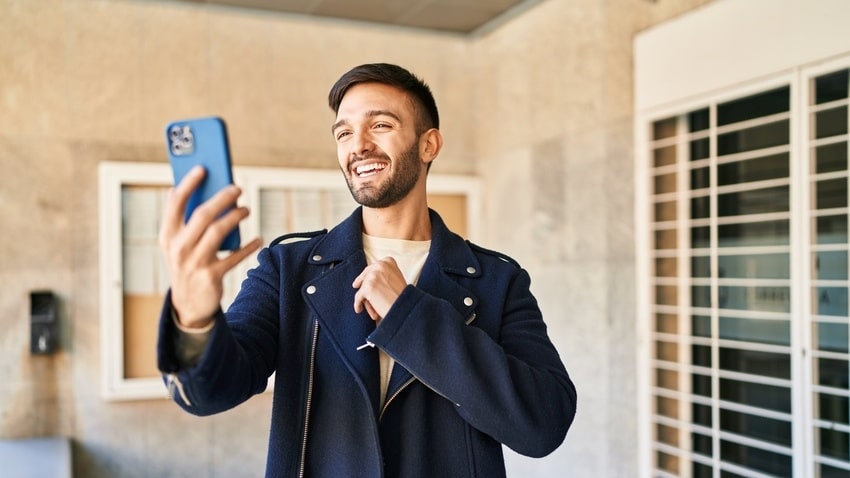 スマホを見て喜ぶ男性