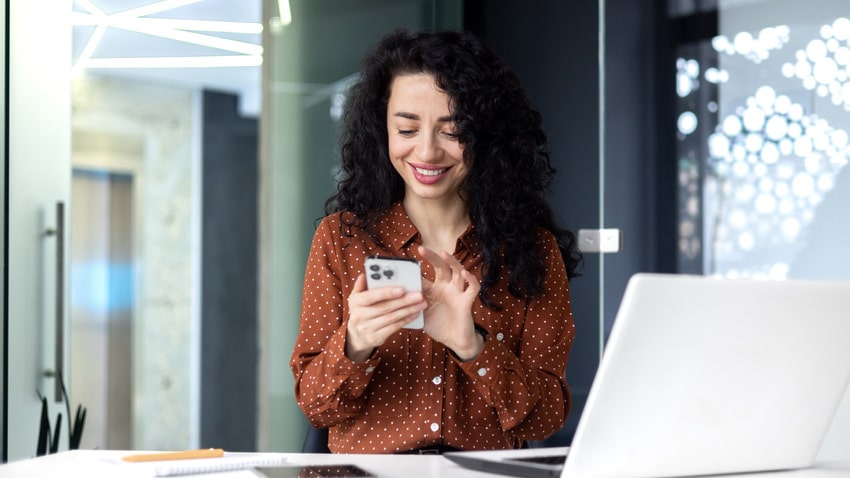 スマートフォンを操作する女性