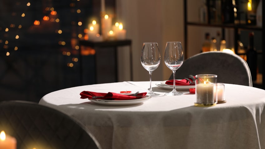 ロマンティックにセッティングされたレストランのテーブル