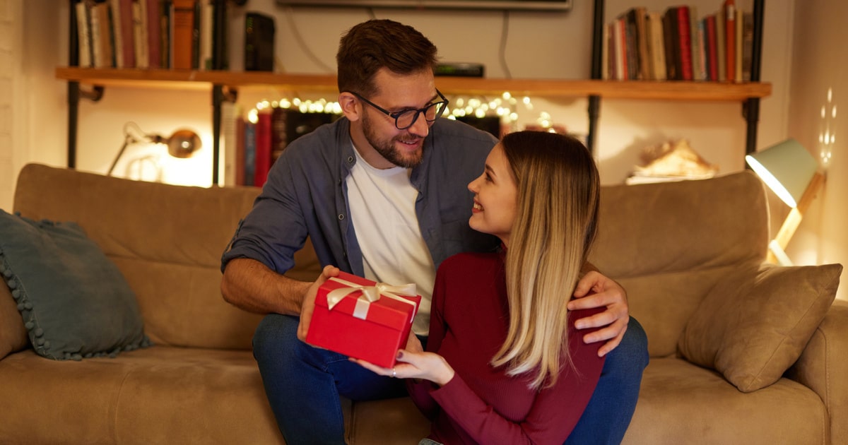 20代女性に贈りたい誕生日プレゼント15選！予算や選び方も解説 SugarDaddy(シュガーダディ)