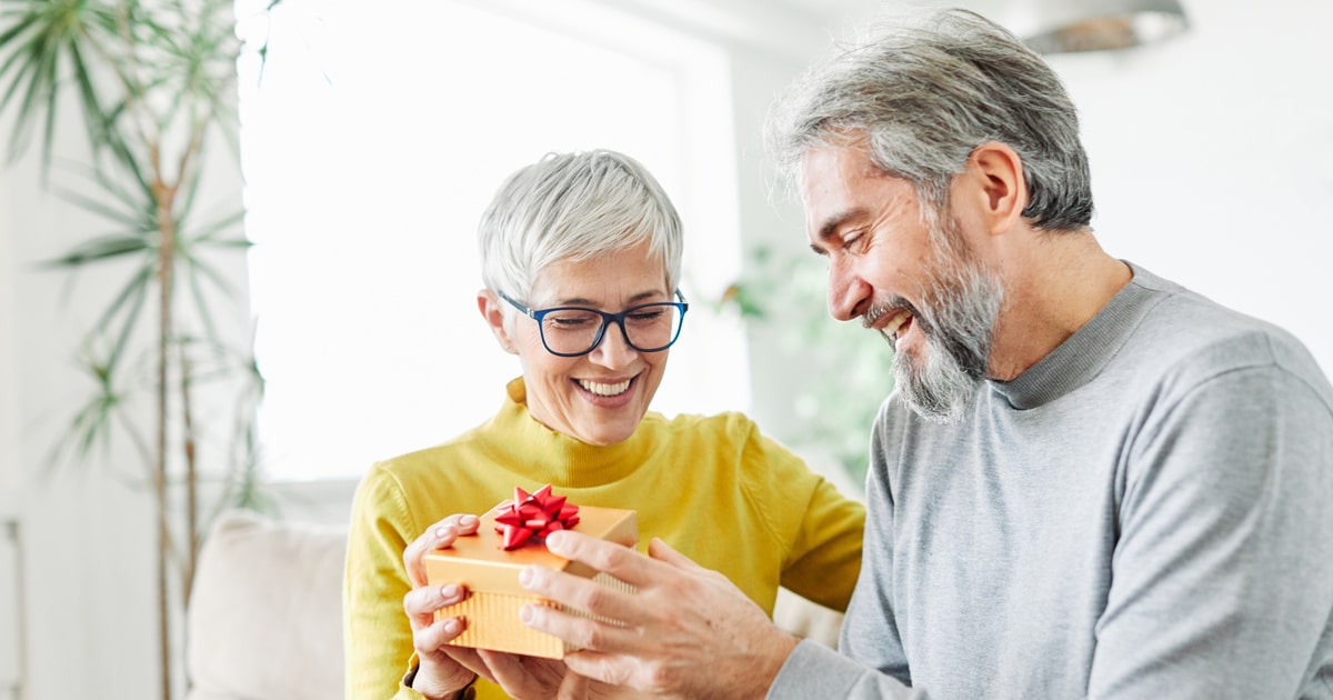 60代男性におすすめの誕生日プレゼントや選び方のポイントを紹介 SugarDaddy(シュガーダディ)