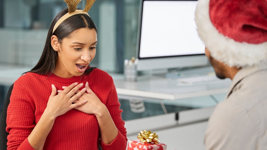 クリスマスプレゼントをもらう女性