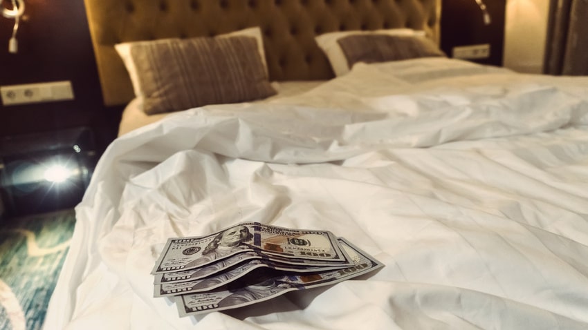 ベッドに置かれたお金