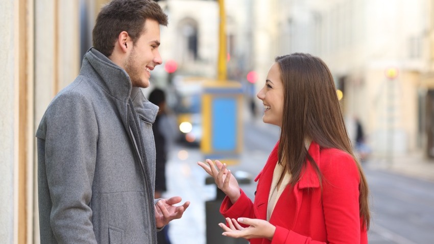 道端で話す男女