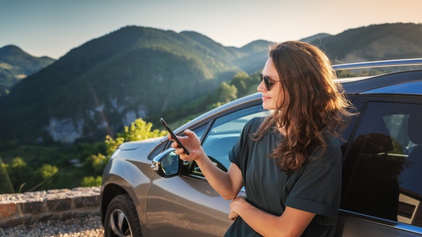 車で旅をする女性