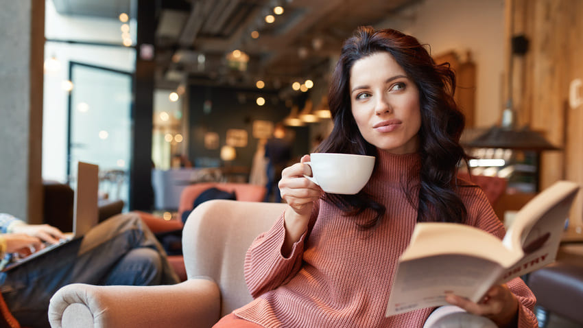 カフェで本を読む女性