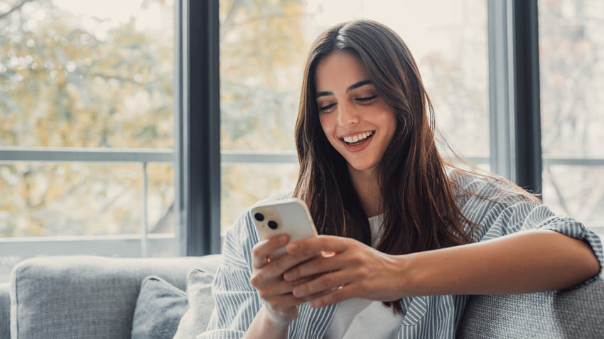 スマホを持つ女性