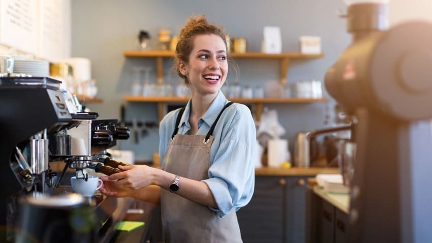 カフェで働く女性